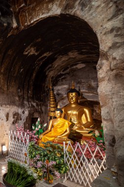 Wat Umong 'daki tüneldeki eski Buda yaygın olarak meditasyon merkezi olarak bilinir. Chiang Mai, Tayland.