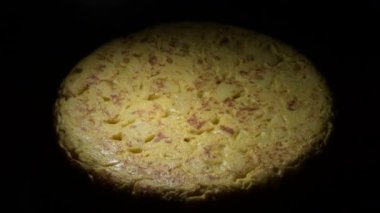 Patates omleti dönüyor, İspanyol omleti.