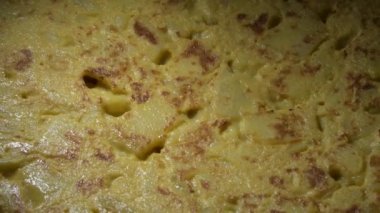 Lezzetli patates, siyah arka planlı İspanyol omleti.