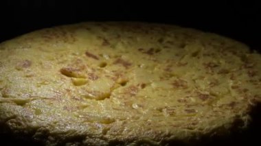 Siyah arkaplanlı İspanyol omleti.