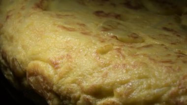 Lezzetli patates omleti kenarları dönüyor, İspanyol omleti.