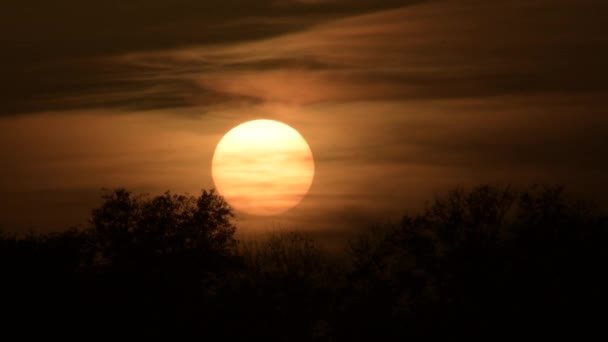 Nap Lemegy Napnyugtakor Felhők Közé Bújik Időeltolódás — Stock videók