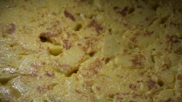 Smaczne Ziemniaki Hiszpański Omlet Czarnym Tle — Wideo stockowe