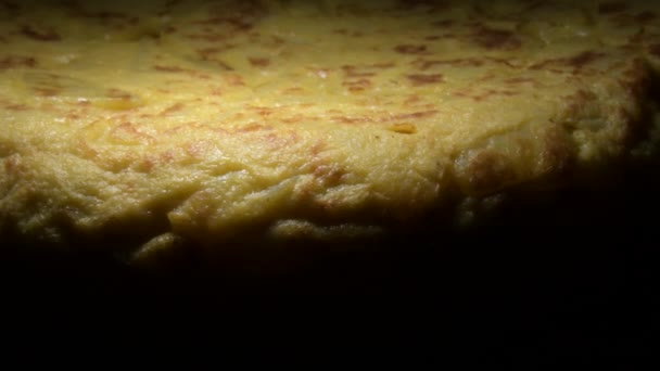 Potato Omelette Edge Turning Spanish Omelette — Stock Video