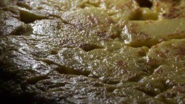 Lezzetli İspanyol omleti kenarı, patates omleti.