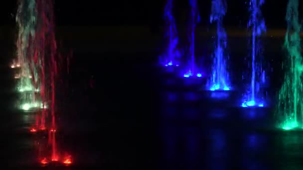Colores Chorros Agua Una Fuente Pública Por Noche Bucle — Vídeos de Stock