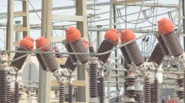 Merkezi bir elektrik santralinde elektrik yalıtıcıları
