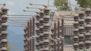 Merkezi bir elektrik santralinde elektrik yalıtıcıları