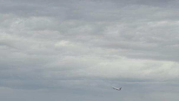 Пасажирський Літак Злітає Між Хмарами Хмарний День — стокове відео