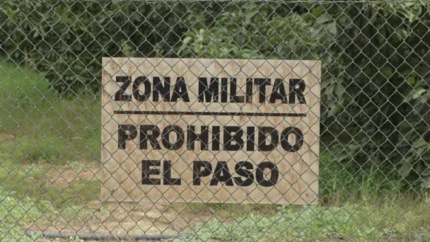 Zona Militar Prohibited Bido Paso Sign Frame Military Wire Fence — стоковое видео