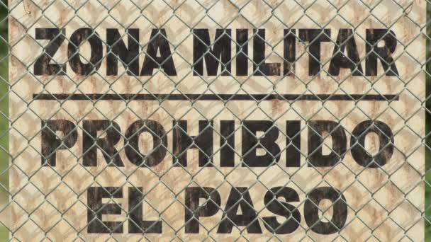 Zona Militar Prohibir Paso Marco Señalización Una Valla — Vídeo de stock