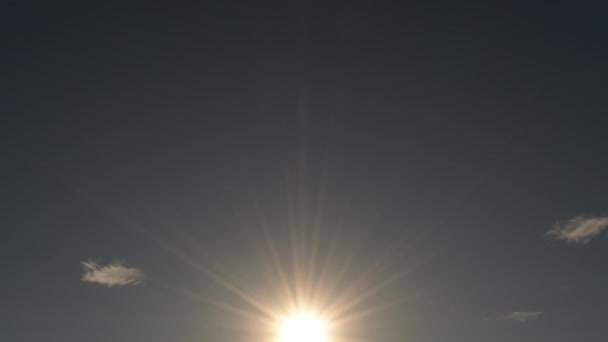 Flugzeug Landet Bei Sonnenuntergang Blauem Himmel — Stockvideo