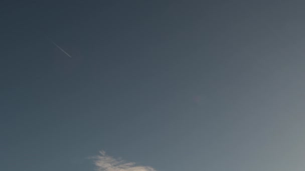 석양에 하늘로 도착하는 승객용 비행선 — 비디오
