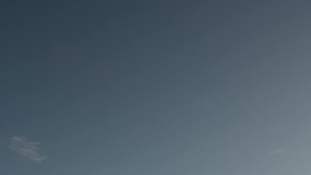 Passagierflugzeug Bei Der Ankunft Bei Sonnenuntergang Blauem Himmel — Stockvideo