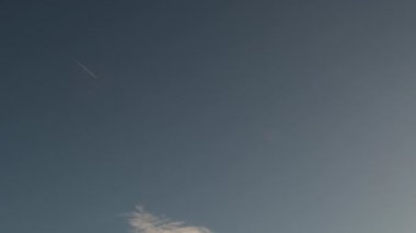 Ariplane gün batımında mavi gökyüzüne geliyor.