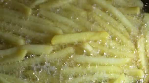 Πατάτες Τηγανισμένες Λάδι Τηγάνι — Αρχείο Βίντεο