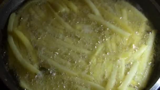 Batatas Fritas Óleo Uma Frigideira Preta — Vídeo de Stock