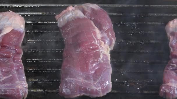 Rote Rindfleischsteaks Kochen Heimischen Grill — Stockvideo