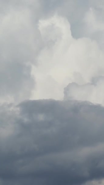 Felhők Képződnek Kék Égen Időeltolódás Függőleges — Stock videók