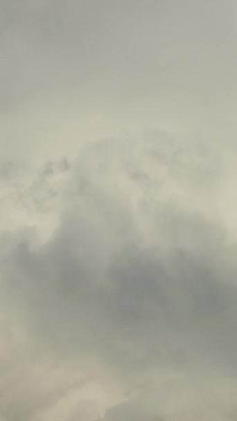 Nuvens Tempestade Formando Céu Azul Time Lapse Vertical — Vídeo de Stock