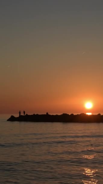 Скала Людьми Пляже Солнцем Закате Vertical — стоковое видео