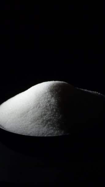 Montagna Zucchero Bianco Una Piastra Girevole Nera Verticale — Video Stock