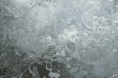 Beyaz su damlaları ve deniz dalgalarının kırılması, detay