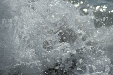 Beyaz köpük ve deniz dalgası kırılıyor, kapayın.