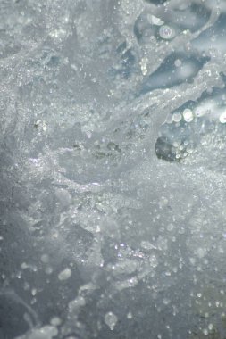 Şafakta bir deniz dalgasının damlaları ve sıçramaları