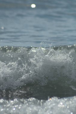 Güneşli bir günde deniz dalgası