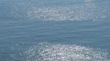 Kıvılcımlar saçan mavi deniz güneşli bir gün