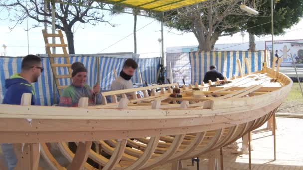 Menschen Die Der Holzstruktur Einem Traditionellen Mediterranen Jabega Arbeiten — Stockvideo