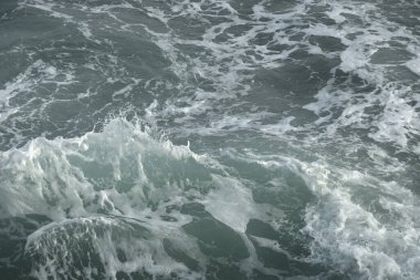 Dalgalar dalgalar yüksekten kırılıyor