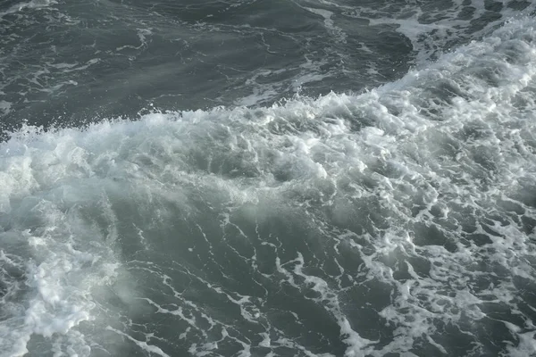 Грубі Хвилі Море Білою Піною Ламається Зверху Заході Сонця — стокове фото