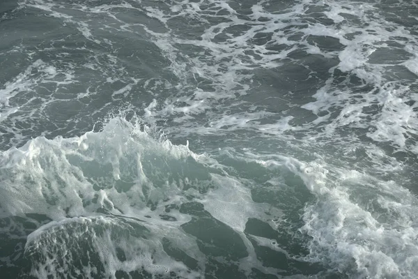 汹涌的海浪从上空破浪而出 — 图库照片