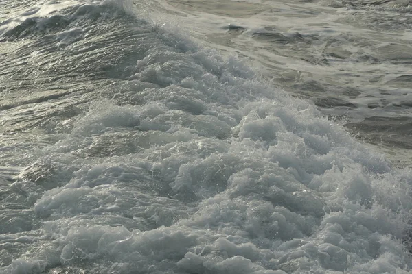 Σκληρά Κύματα Θάλασσας Φτάνουν Λευκό Αφρό Ηλιοβασίλεμα — Φωτογραφία Αρχείου