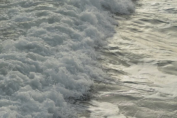 落日时分 汹涌的海浪带着白沫抵达 — 图库照片