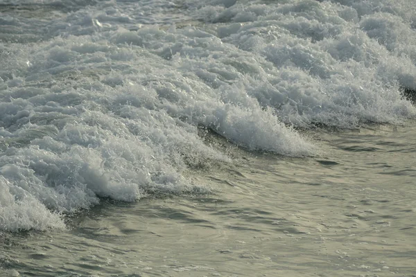 落日时海浪汹涌中的白色泡沫 — 图库照片