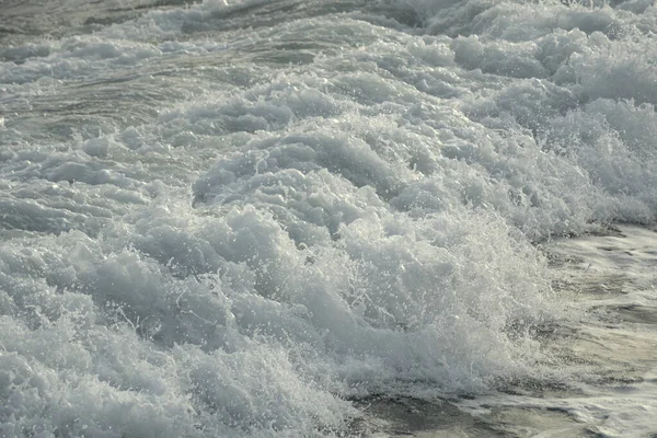 Σκληρά Κύματα Θάλασσας Λευκό Αφρό Στο Ηλιοβασίλεμα — Φωτογραφία Αρχείου