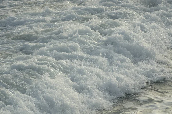 Σκληρά Κύματα Θάλασσα Λευκό Αφρό Στο Ηλιοβασίλεμα — Φωτογραφία Αρχείου