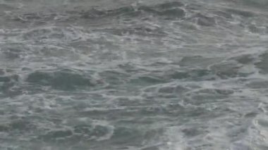 Beyaz köpüklü dalgalı deniz