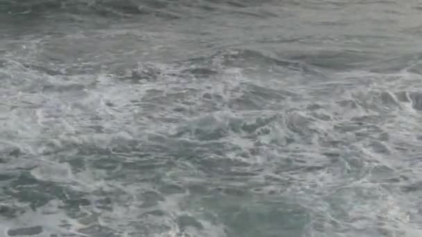 Olas Ásperas Mar Con Espuma Blanca Llegando Con Fuerza — Vídeos de Stock