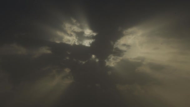 Raios Céu Por Nuvens Negras Passando Sol Frente Pôr Sol — Vídeo de Stock