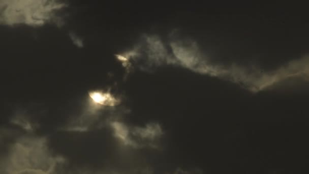Czarne Chmury Mijające Przednie Słońce Zachodzie Słońca Czas Ucieka — Wideo stockowe