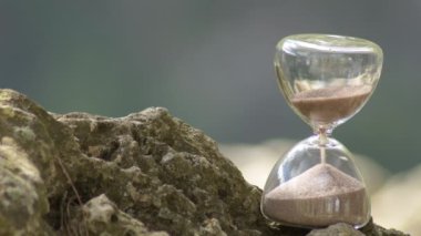 Kayadaki kum zamanlayıcısı. Zaman tükeniyor, iklim değişikliği