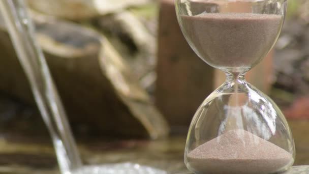 有流水的砂子计时器 时间不多了 气候变化 — 图库视频影像