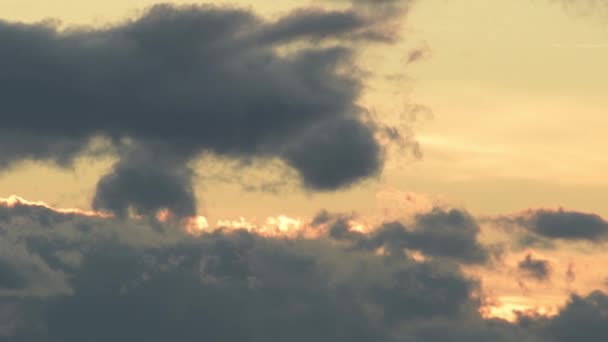Gün Batımında Gökyüzünde Bulutlar Uçuşuyor Zaman Süreleri — Stok video