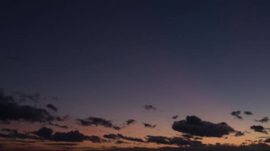 Gün batımında krepuscule akan bulutlar. Zaman Süreleri