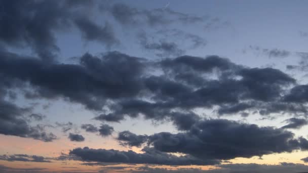 Wolken Lucht Bij Zonsondergang Tijdsverloop — Stockvideo