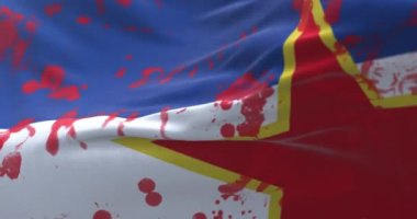 Yugoslavya bayraklarında kan ve kelimeler yazılı. Döngü